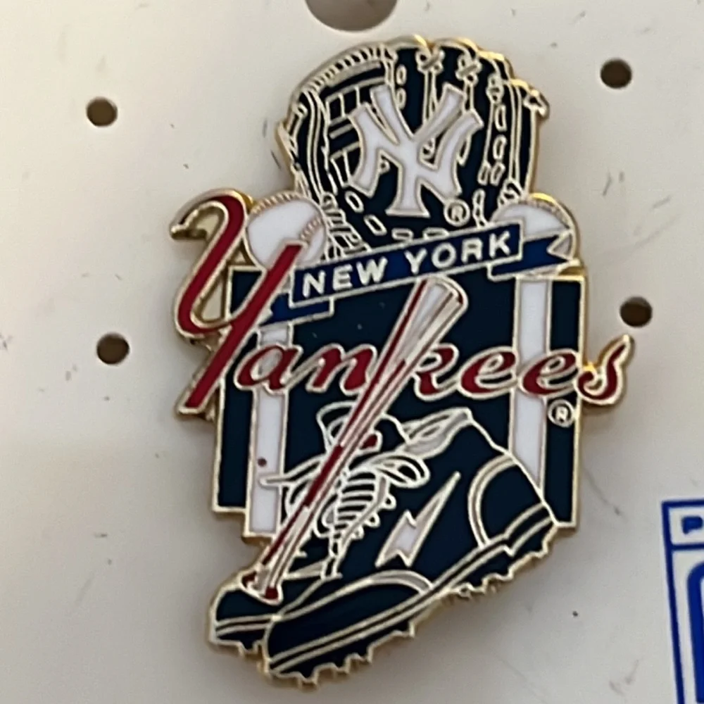 NWT Lot vintage New York Yankees baseball hat lapel pins on cards MLB